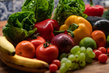 Naklejka na ściany i meble Buntes gesundes Obst und Gemüse in Küche