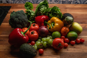 Buntes gesundes Obst und Gemüse in Küche