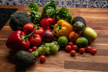 Buntes gesundes Obst und Gemüse in Küche