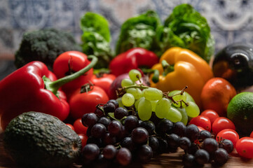 Fototapeta na wymiar Buntes gesundes Obst und Gemüse in Küche