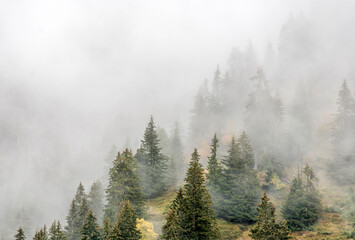 La montagne dans le brouillard à La Clusaz, Alpes, France