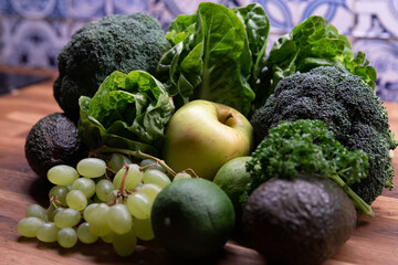 Grünes gesundes Gemüse und Obst in Küche