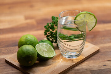 Erfrischungsgetränk mit frischer Limette 
