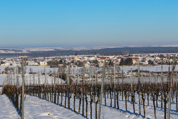 Blick auf das Winzerdörfchen Rödelsee im Winter