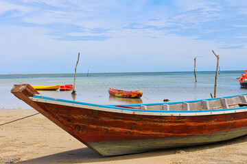 Fototapeta na wymiar red boat on water thailand travel landscape background blue sky