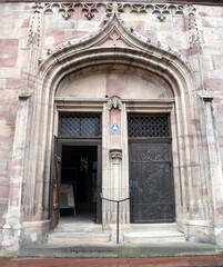 Fototapeta na wymiar Eingangsportal der Stadtkirche St. Georg
