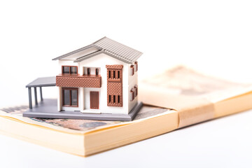 住宅の模型とお金