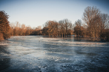 zugefrorener See im Winter