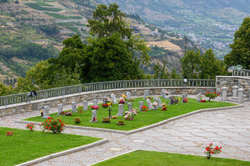 Fototapeta na wymiar Piccolo cimitero di montagna, all’aperto con vista sulla valle 