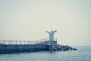 방파제와 등대가 있는 바다