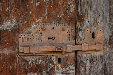 Primo piano di serrature originali antichi in ferro battuto su una porta in larice del granaio del castello d’Introd 