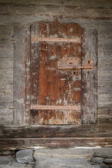 Antica porticina d’ingresso in legno chiusa da un  vecchio catenaccio in ferro