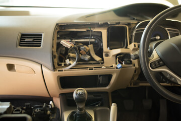 Obraz premium メンテナンス中の自動車(車内)