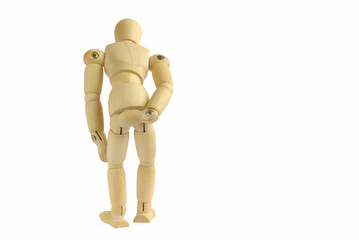 腰が痛いポーズをした後ろ向きの木製のモデル人形