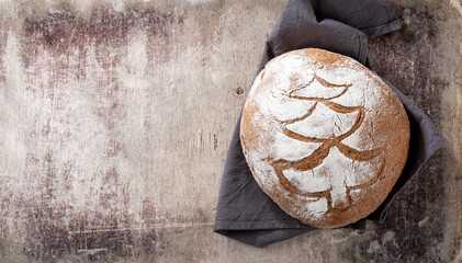 Sliced rye bread on cutting board, closeup.