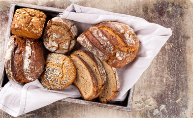 Sliced rye bread on cutting board, closeup.