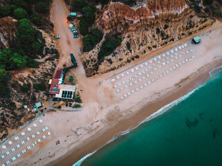 Strand mit Liegen an der Algarve