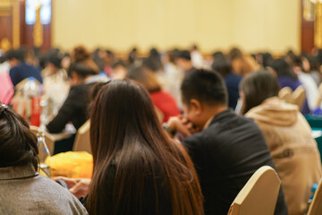 Obraz premium Blurred people sitting in business seminar room in hotel