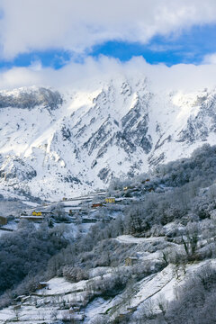 Nice snowy view of the Sierra del Aramo, located between the councils of Riosa and Quiros and that is included in the so-called central mountain of Asturias.The town seen in the photo is Muriellos.