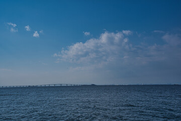 Obraz premium 東京湾、アクアライン海ほたる