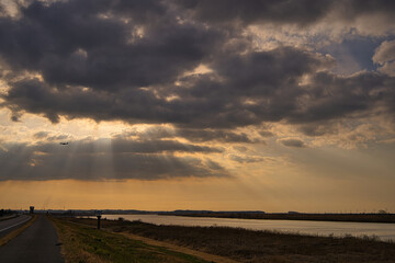 利根川に幻想的な雲とジェット機