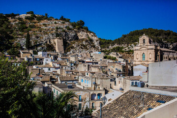 Obraz premium Scicli (Scìchili in siciliano) è un comune italiano di 26 960 abitanti[1] del libero consorzio comunale di Ragusa in Sicilia. Viene usata come location per Il commissario Montalbano