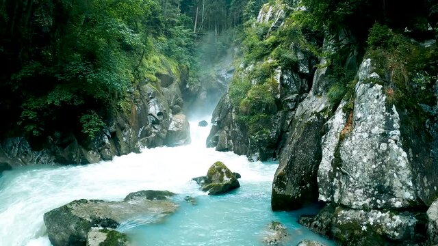 Cascate Ponte Basso Fontana Bona - Dolomiti Italia
