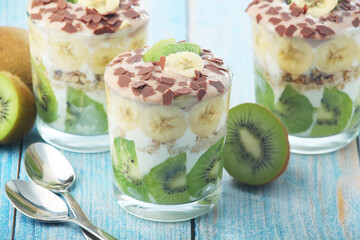 Trifle desserts with bananas, kiwi and yogurt