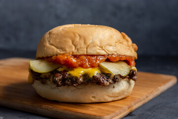 hamburguesa con pepino y tomate
