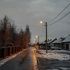 Boczna uliczka oświetlona latarniami w mroczny wieczór