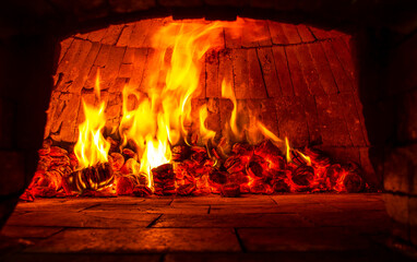 preparo de pizza de forno a lenha