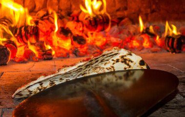 preparo de pizza de forno a lenha
