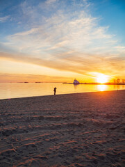 Fototapeta premium Midnight sun over the sea