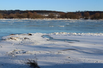 Zimowy krajobraz nad rzeką © SZYMON