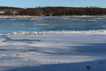 Zimowy krajobraz nad rzeką © SZYMON