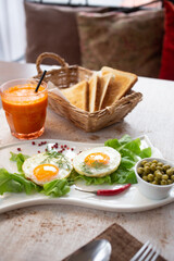 Scrambled eggs with toast