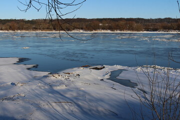 Zimowy krajobraz nad rzeką © SZYMON
