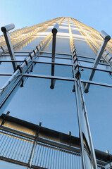 Vue sur le sommet de la fameuse tour la plus haute de Dubaï - la burj khalifa. Les derniers étages successifs passant du bleu ciel au jaune-blanc dans la lumière du soleil couchant.