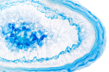 Incroyable coupe transversale de cristal d& 39 agate bleue isolée sur fond blanc. Surface en cristal d& 39 agate translucide naturelle, structure abstraite bleue tranche pierre minérale gros plan macro