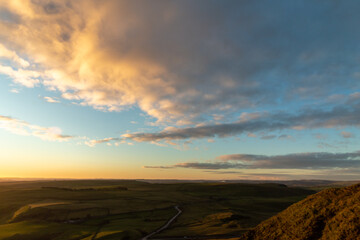 Obraz premium admiring the sunrise in the peak district