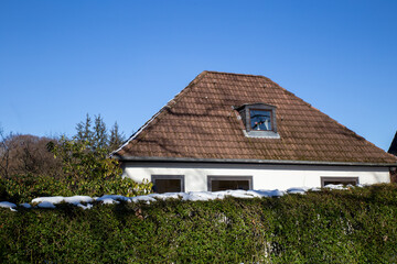Einfamilienhaus mit Walmdach aus rotem Dachziegel
