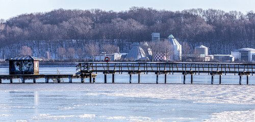 Panorama von Ostseebadbrücke mit Klärlage im Hintergrund  mit Schnee im Winter in Flensburg.