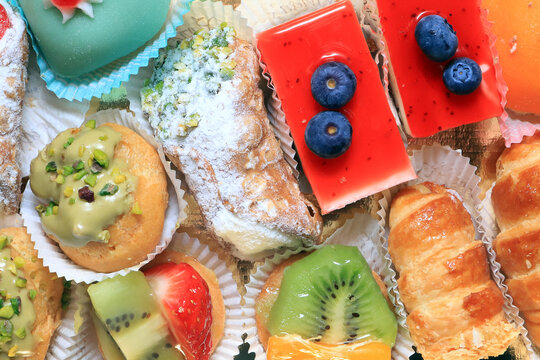 Pasticcini di diversi tipi, Pastries of different kinds