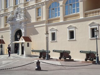 Obraz premium old cannons and entrance portal of the palace and residence of the Prince of Monaco