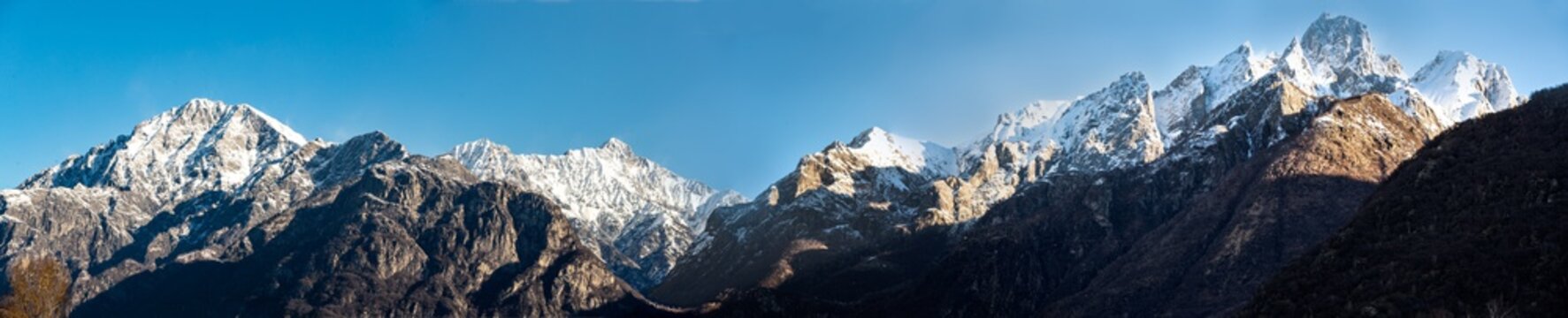 Montagne della Vall Codera con il  sasso del Manduino