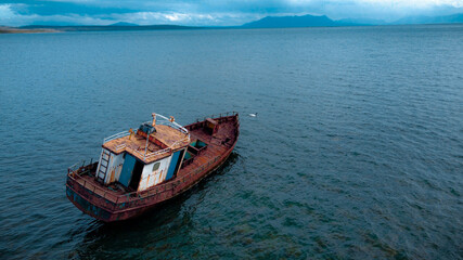 Obraz premium old boat on the sea