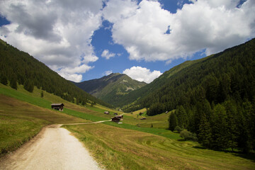 Fototapeta na wymiar Valle Altafossa, Trentino Alto Adige, Italia