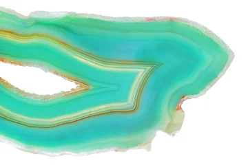 Cercles muraux Cristaux Coupe transversale étonnante de coupe de cristal d& 39 agate verte isolée sur fond blanc. Surface en cristal d& 39 agate translucide naturelle, structure abstraite verte tranche pierre minérale gros plan macro