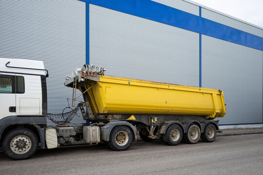 Dump truck as a mobile semitrailer with a conical design