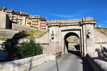 Briançon / Façades dans la Cité Vauban vues de la Porte d'Embrun	